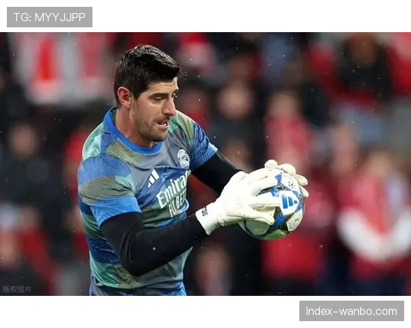 库尔图瓦踩踏布迪米尔获点 VAR介入改判引发双重标准质疑