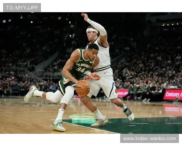 太阳外线命中率45%击溃雄鹿，布克30+10助攻盘活全队进攻