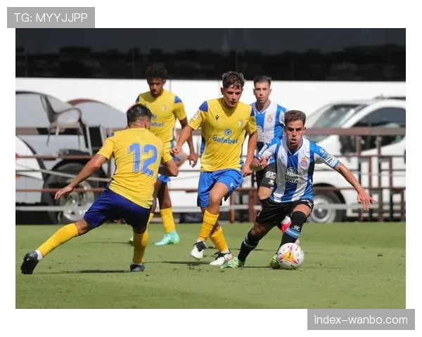 西班牙人奥马尔·埃尔·希拉利黄牌，中场防守动作需更谨慎